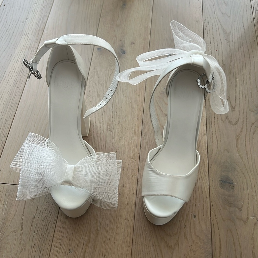 White heels with bows